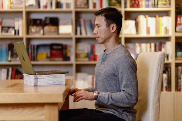 電腦如果太低,可使用電腦支架或書本墊高。鍵盤的位置,可參考照片上李穆建雙手位置。