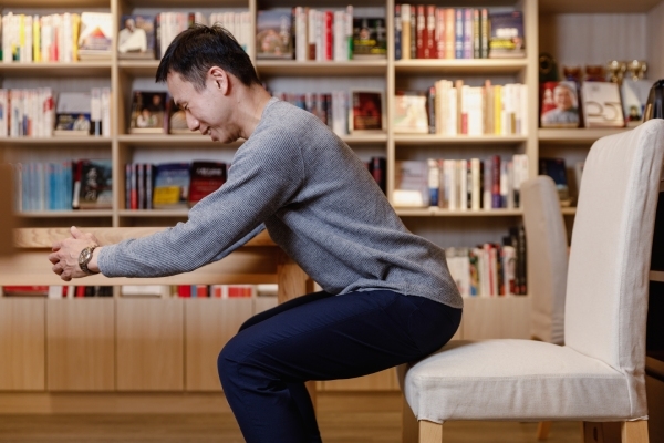 從坐到站,不只大腿需要用力,臀肌也得同步收縮,才是正確的方式。