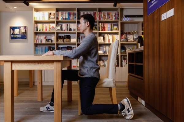 久坐族可試著單腳往後伸,透過變換姿勢伸展肢體。