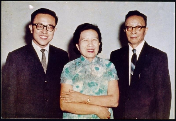 1967年，高希均（左一）赴美後返台，於南港眷村與雙親相聚。