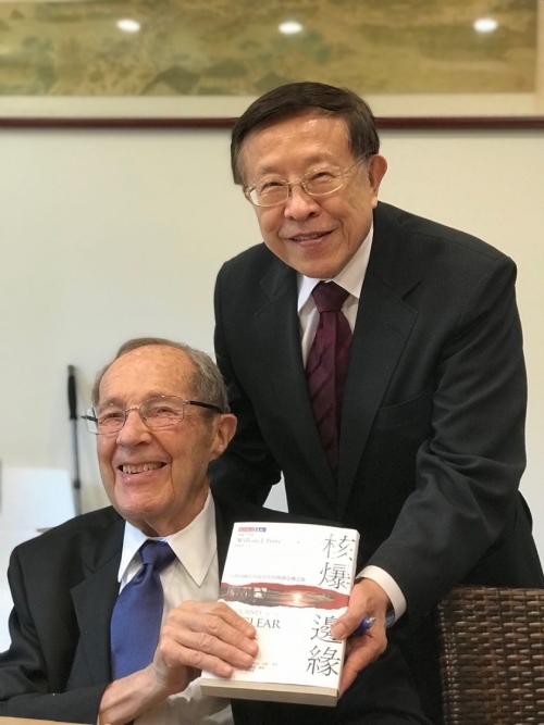 2018年美國前國防部部長培里（Dr. William Perry）於天下文化出版《核爆邊緣》，與高希均合影於93人文空間。