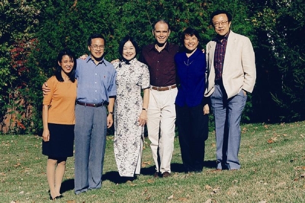 高希均夫婦與兒女兩對夫婦，1998年合影於威州河城家中前院。
