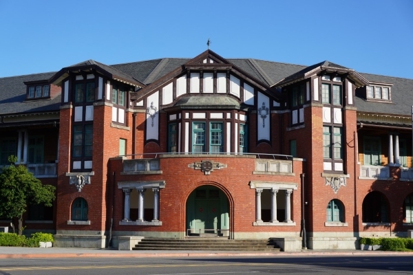 臺灣博物館鐵道部園區的外觀結合木構與磚造，搭配歐洲風格的浮雕裝飾，風格十分典雅優美。（臺灣博物館提供）