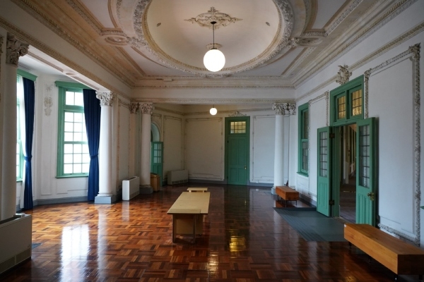 鐵道部廳舍內部的橢圓廳，天花板上的繁複裝飾十分講究。（臺灣博物館提供）