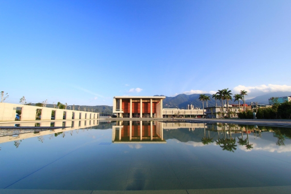 法鼓山農禪寺的「水月池」，天氣晴朗時能映照出建築與遠方山景。（出自法鼓山農禪寺FB專頁）