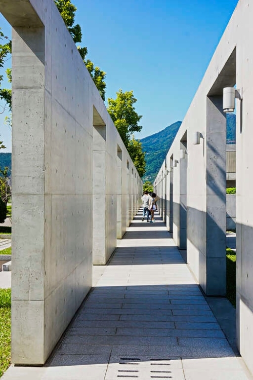 大殿左側的清水模長廊，風格簡練，行走其中也能沉澱心情。（出自台北觀光旅遊網）