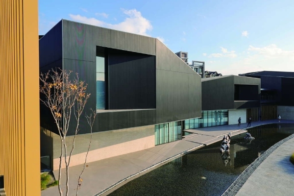 橫山書法藝術館園區與建築以文房四寶意象設計，造型獨特。（出自桃園觀光導覽網）