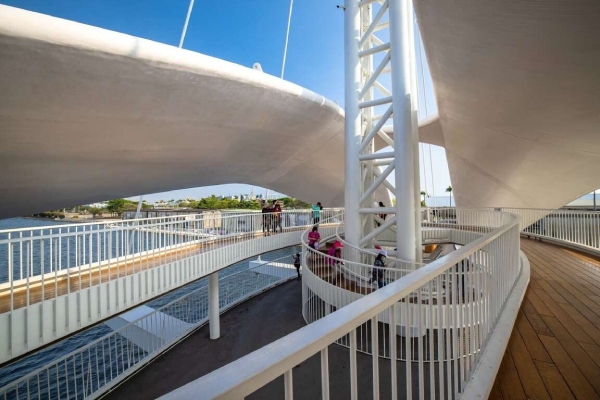 大港橋除了可眺望港岸美景，橋身造型也十分獨特優美。（出自高雄旅遊網）