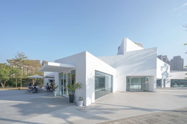 內惟藝術中心的建築外觀為不規則幾何線條設計，造型十分別致。（出自高雄旅遊網）