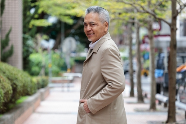 勤做全身抗阻力訓練，讓70歲的老爹長出肌肉，身形挺拔。（葉琳喬攝）