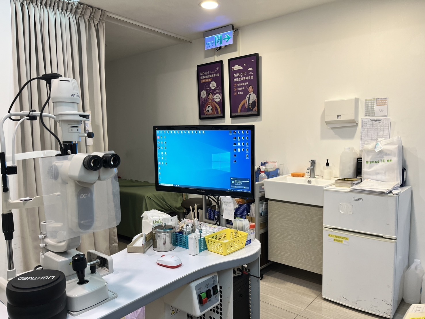 電子紙海報看板具有無藍光、宛如真紙的效果，對於眼睛已有不適的患者而言，可以大大降低眼睛受到的刺激，其健康程度是LCD 螢幕的3倍。