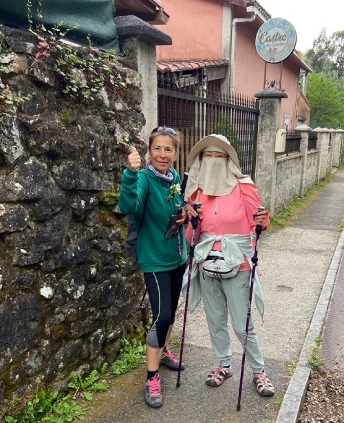 去年剛去了朝聖之路的陳季霞（右），在旅途中也遇到許多同路的旅人。