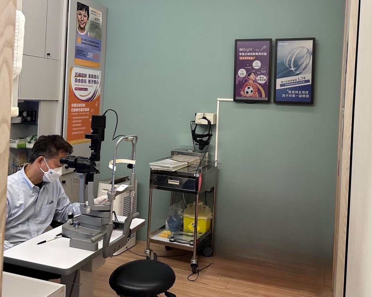 艾佳眼視光集團在診間導入電子紙海報看板，在傳遞資訊的同時達到養護眼睛、節能減碳的作用。