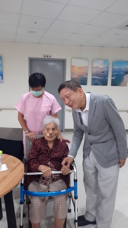 吳子鈞行醫多年來視病如親。