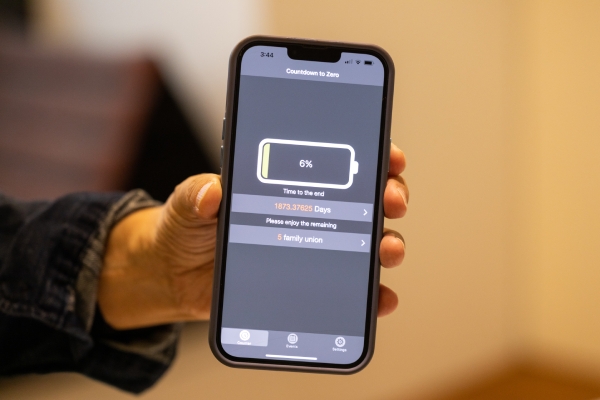 朱平的手機上有一個人生倒數計時App，今年（2024）75歲的他說，若以活到80歲來計算，他的「生命電力」只剩6％。