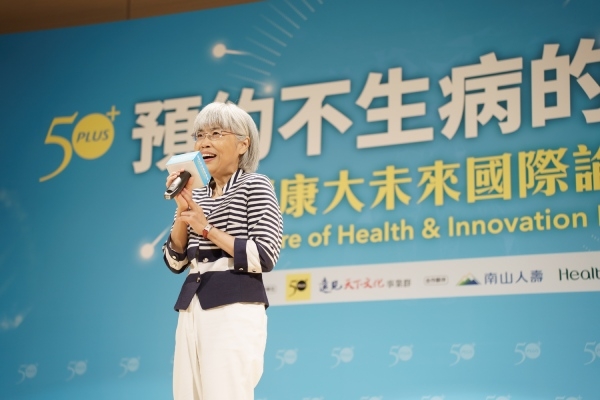 《50+》社長許耀雲開場致詞。