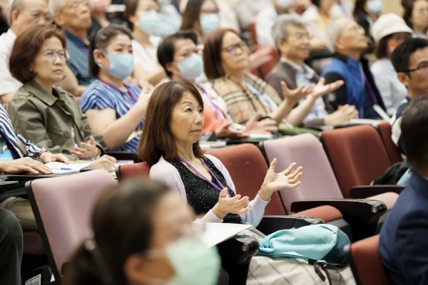 現場聽眾跟著許瑞云醫師的分享一起練習。