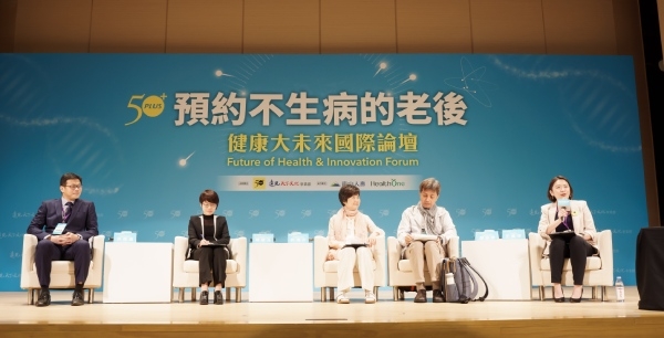 《50+》總編輯王美珍（右起）、心能量管理中心院長鄭先安、執行長許瑞云、南山人壽健康照護企劃部副總經理陳碧玉、佰研暨壹康生技研發長洪偉盛。