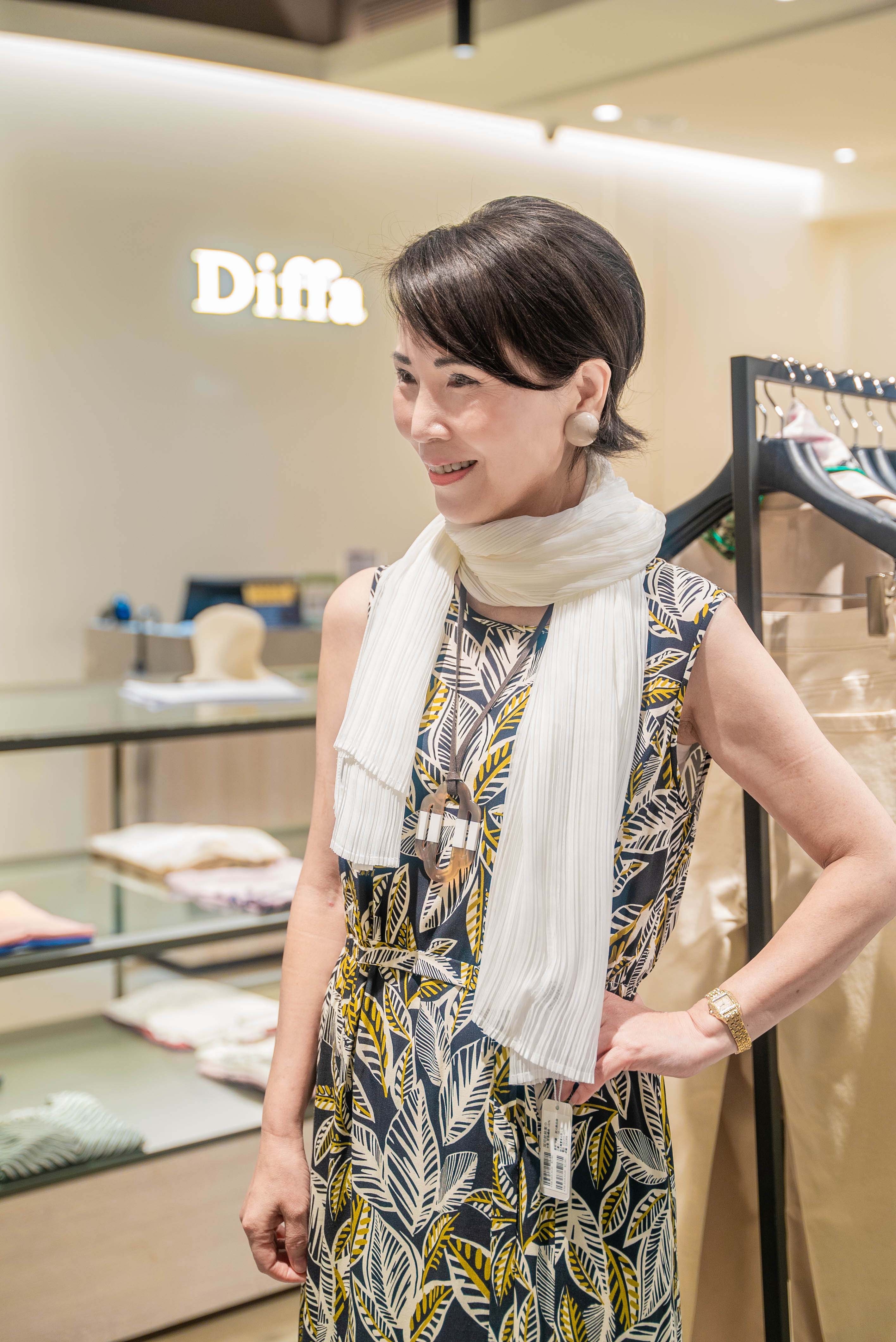 簡單又細緻的剪裁，展現女性專屬的法式優雅。