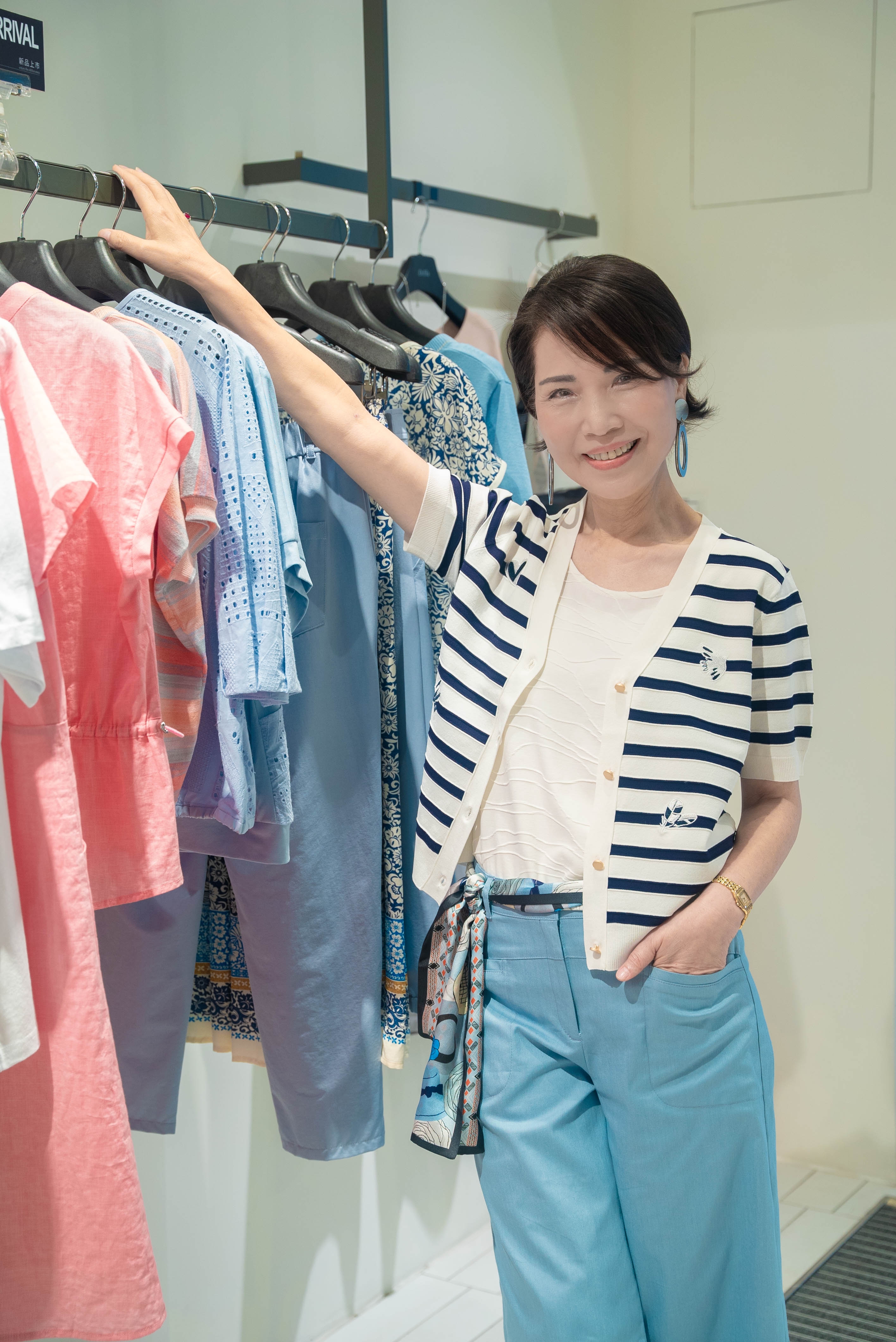 以經典的條紋單品作為造型視覺中的焦點，同時輔以絲巾的配件讓造型富有層次。