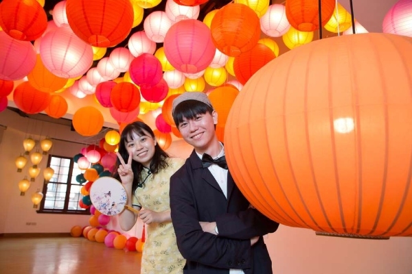 大稻埕遊客中心內有許多布置好的場景，換裝完就能直接拍照。（出自台北旅遊網）