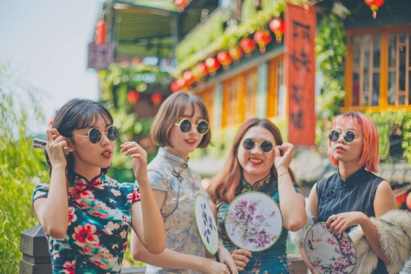 復古氛圍感滿點的阿妹茶樓，穿旗袍拍照更好看。（出自「Chipao九份旗袍出租」FB專頁）