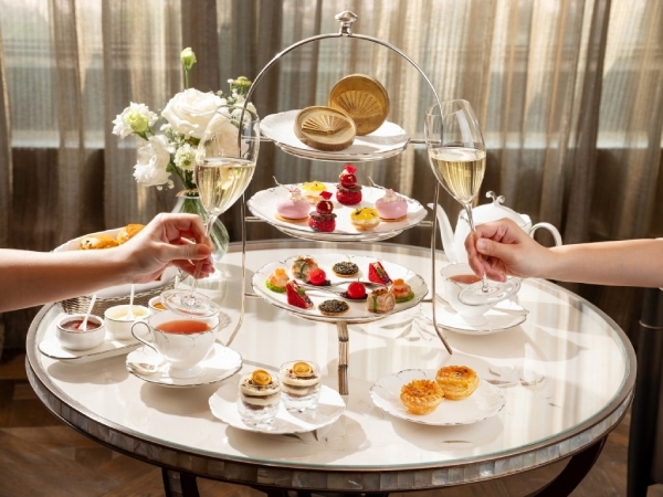 歡慶十周年的東方文華酒店，於「青隅」下午茶推出一系列期間限定午茶，可品嘗到各廳主廚的精湛手藝。（台北文華東方酒店提供）