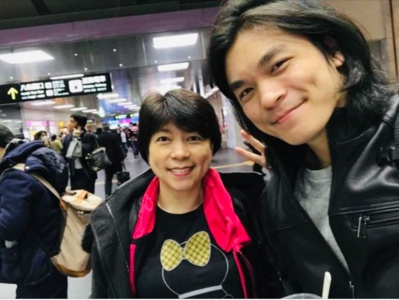 一向圓融的兒子自己也沒想到，原來人到25歲也可能受到同儕影響，講出一些讓人感受不舒服的話。（郭葉珍提供）