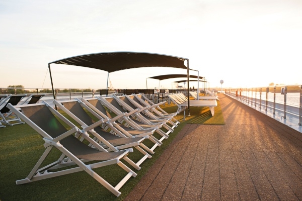 不下船也是另外一種玩法，用不同的角度飽覽各國風情。