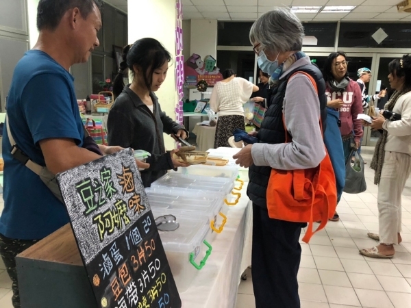 逛好生活同樂會市集，可以吃到鄰居媽媽的拿手菜。