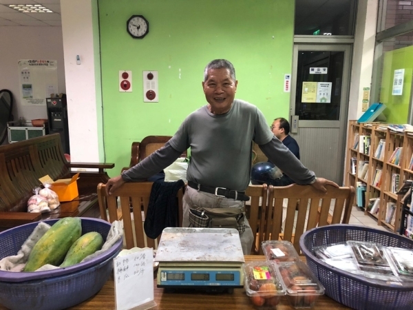 小農也來擺攤，販售無毒蔬果。