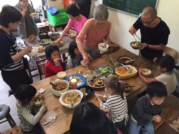社區住戶一起吃飯，一次就能享用多道料理。