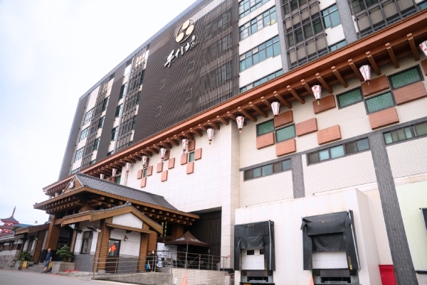 儘管疫情衝擊了業績，但手信坊堅持不裁員，還打造了北台灣首屈一指的「手信霧隱城」觀光工廠。