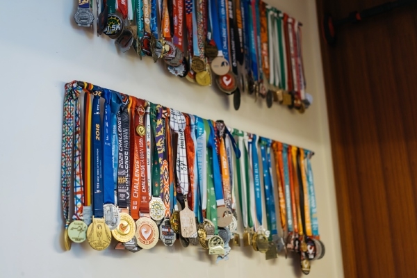 王序寧家中有面牆掛了滿滿的獎牌，這是全家人的運動成果。