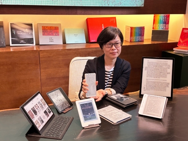 因應E Ink電子紙技術日新月異，江淑琳擁有不同尺寸與規格的電子書閱讀器，按照不同情境與使用習慣實踐無紙化。
