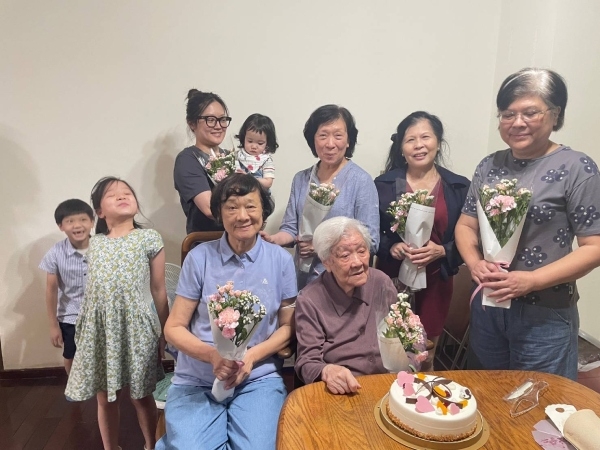 黃惠璣一家人用心照顧母親，讓她仍能保有生活樂趣。（圖片來源：黃惠璣）