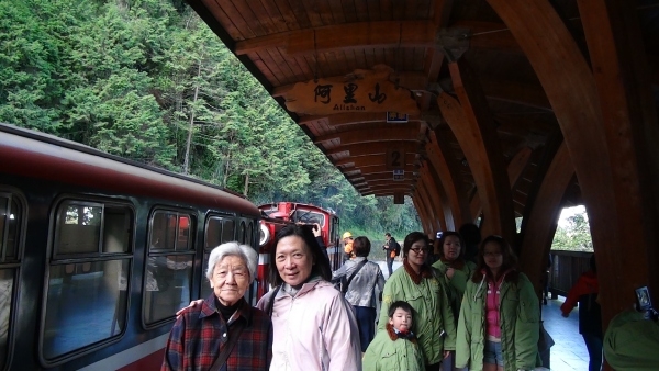 黃惠璣在母親89歲那年帶她上阿里山看日出。（圖片來源：黃惠璣）