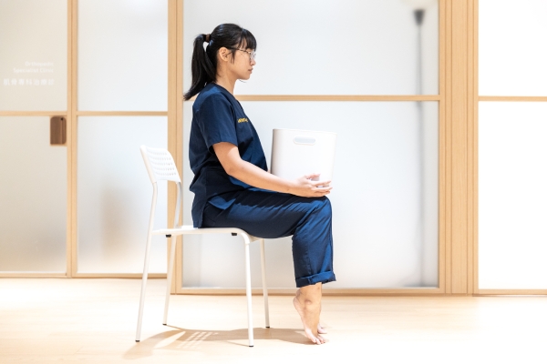 屈膝負重版仍需挺直脊椎。