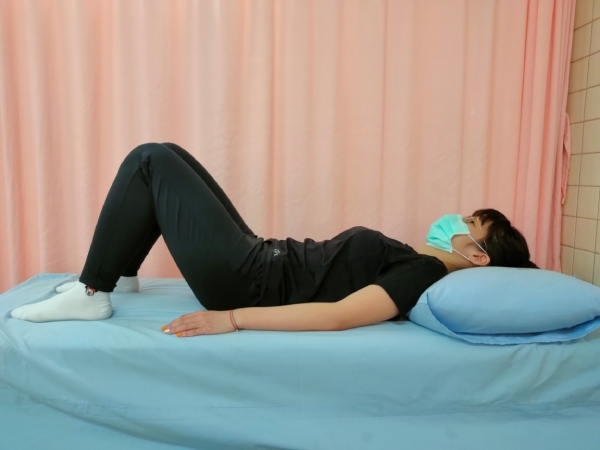 平背運動。將腰部最凹處貼平床面，練習平背。