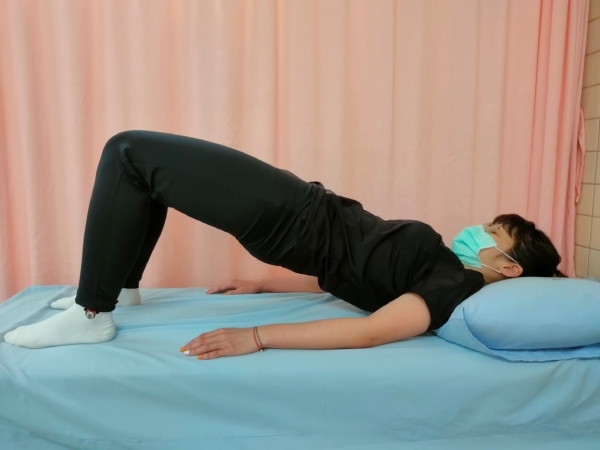 練習造橋運動時，要將臀部抬起與身體接近一直線。建議維持10秒鐘，共作10次。