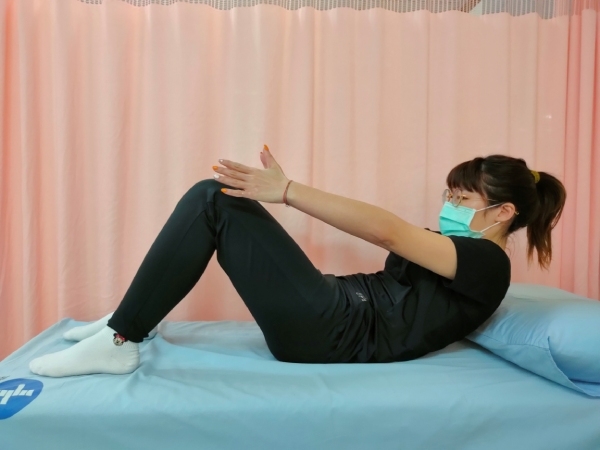 練習仰臥起坐時，只要將肩胛骨抬離床面即可。每次做15～20下。