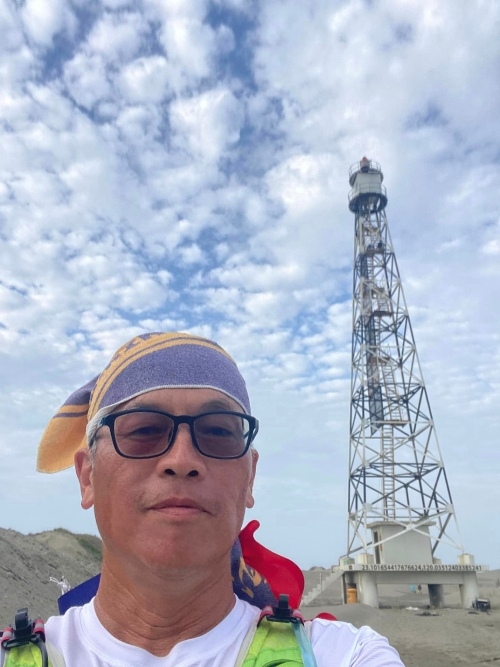 臧瑞明在極西點國聖燈塔合影留念。（圖片來源：臧瑞明）