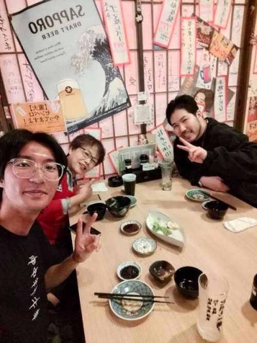 許美月和孫子（左）受新朋友（右）之邀，上居酒屋吃晚餐。（圖片來源：許美月）