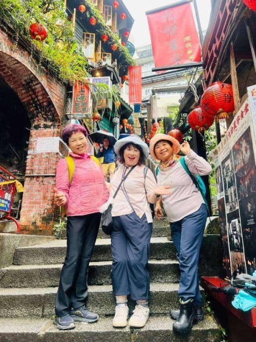 許美月在機場認識到台灣旅行的日本朋友（中），於是邀請會開車的友人（右）一起到九份玩。（圖片來源：許美月）