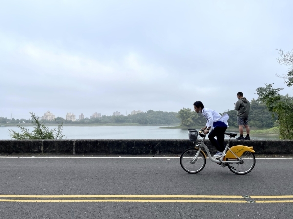 台灣許多縣市都設有YouBike，林至芃認為有利於培養騎車習慣。圖為嘉義市蘭潭風景區。
