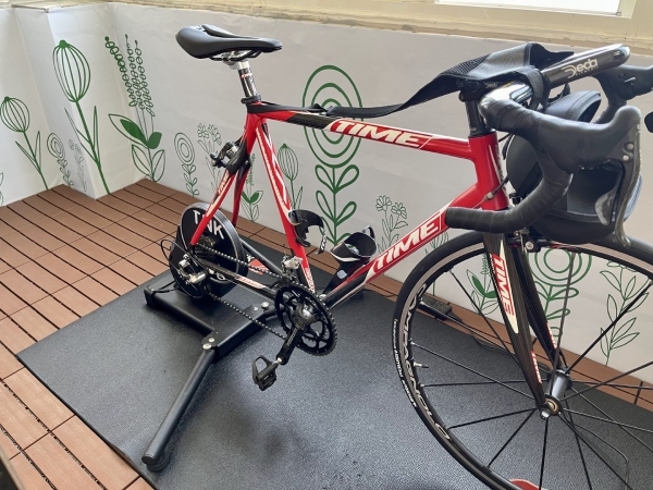 沒時間外出騎車，林至芃就邊踩訓練台邊開線上會議。