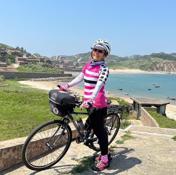 陳亦珍到馬祖旅遊，自行攜帶單車騎陡坡。