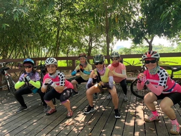 陳亦珍（左二）和車友一起深蹲。