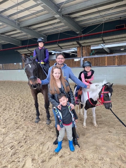 陳亦珍和女兒、女婿一家人騎馬。