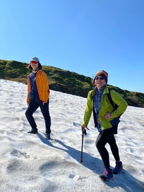 陳亦珍（右）和友人一起到挪威爬冰山。